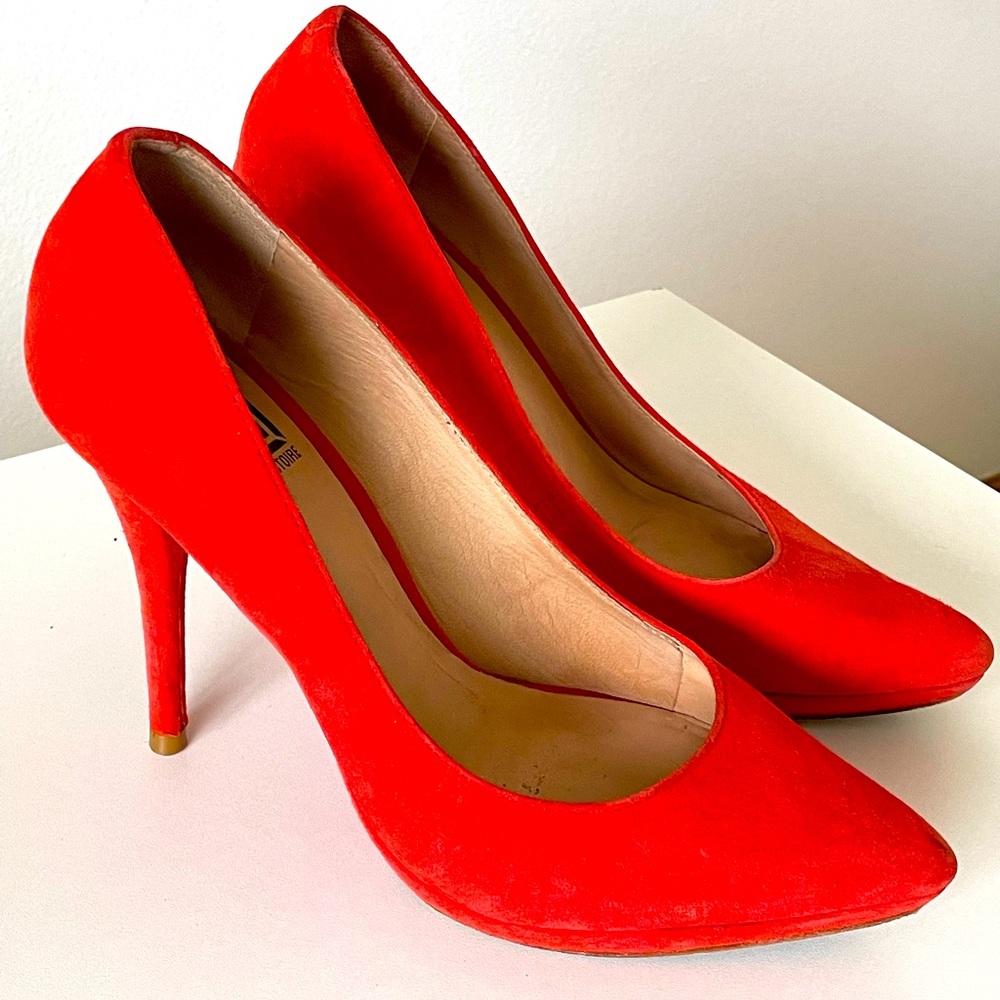 SAKS FITH AVENUE - hot pour la victoire shoes, size 6